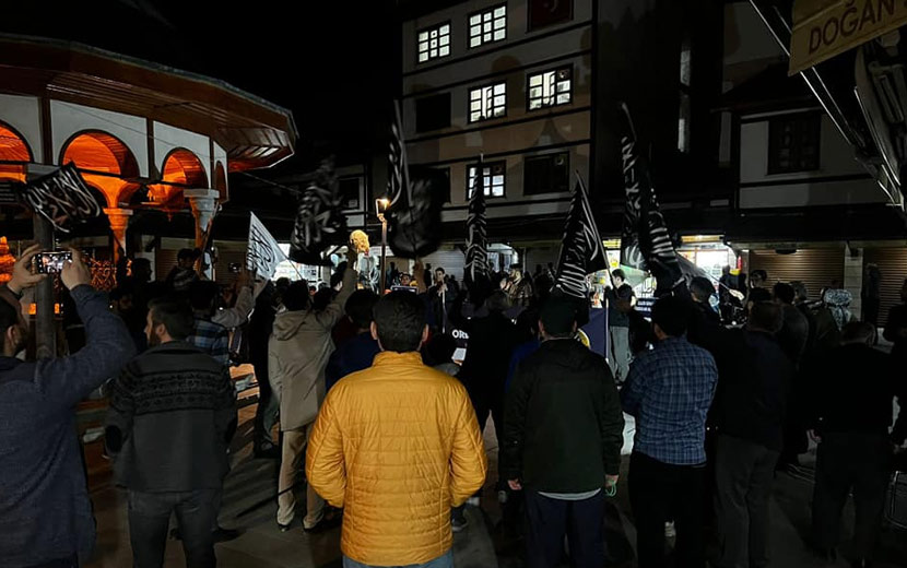 Click to enlarge image Konya_TR_AKSA_Protest_2022_04_Pics_1.jpg